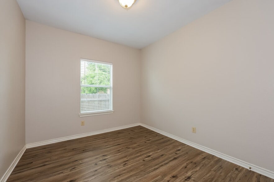 Building Photo - 1824 Alanbrooke Dr