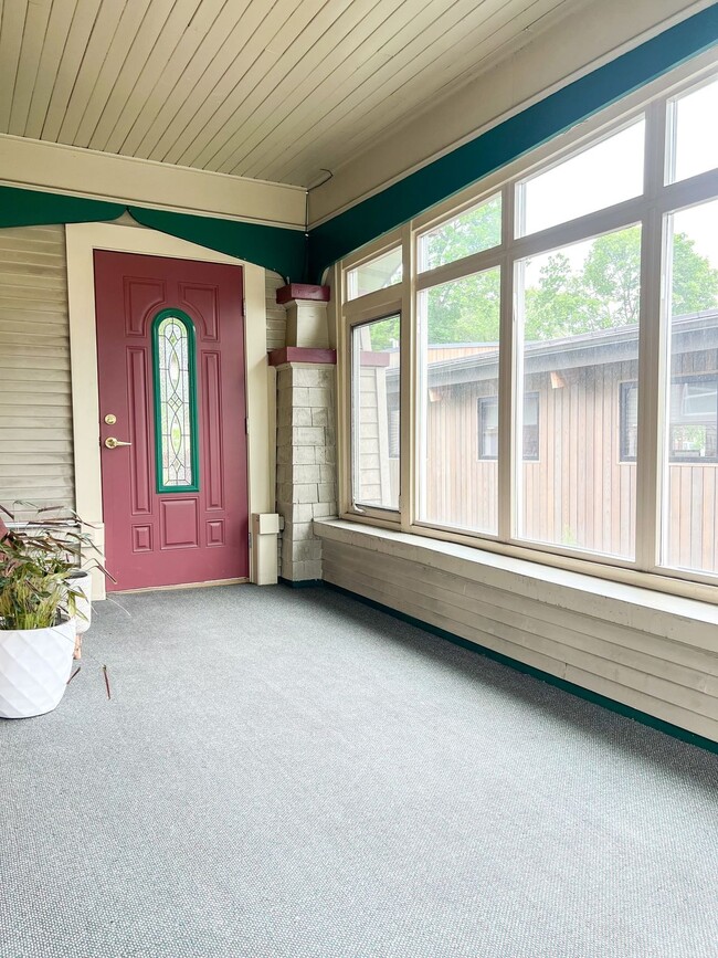 Building Photo - 735 S Main St