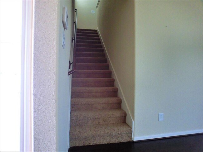 Building Photo - Discover comfort and convenience in this b...