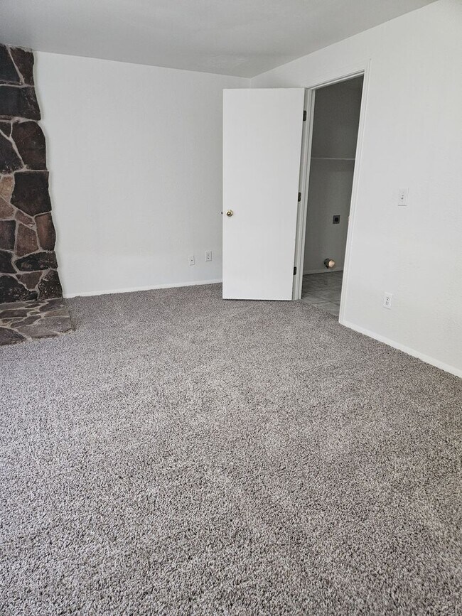 Building Photo - Welcome to this stunning 3-bedroom, 2.5-bathroom home located in the vibrant city of Nampa, ID.