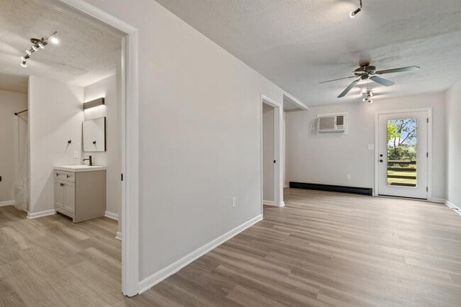 Building Photo - 2520 Bradford Ct