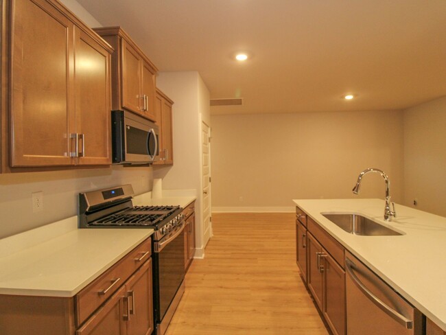 Building Photo - NEW Townhome in excellent location! MOVE I...