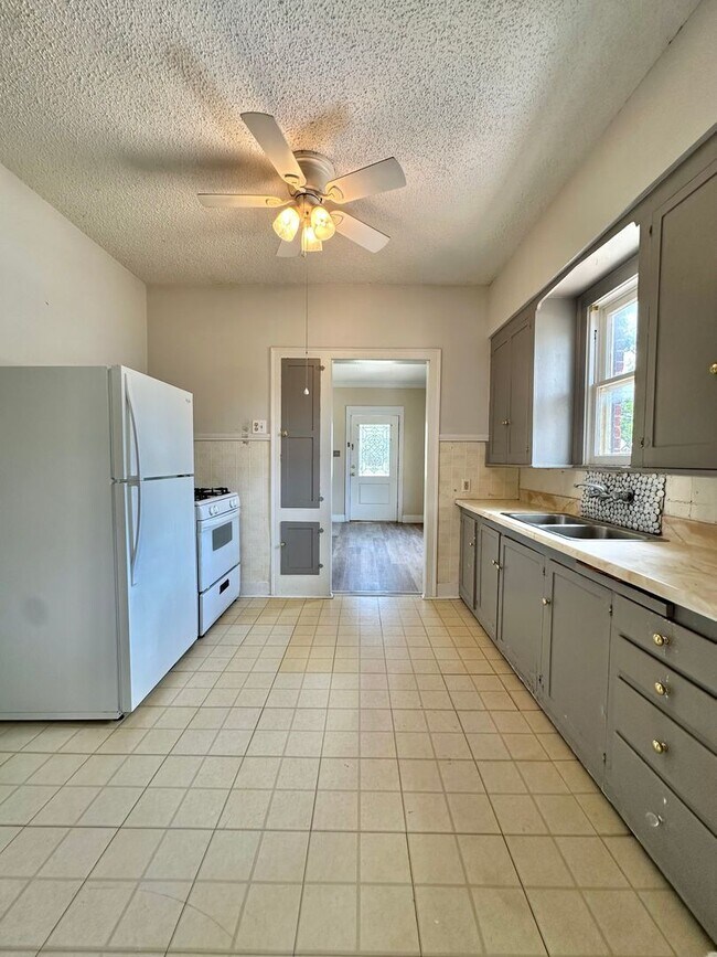 Building Photo - 302 S Van Buren St