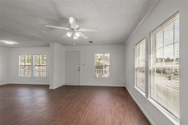 Building Photo - 144 Varsity Dr