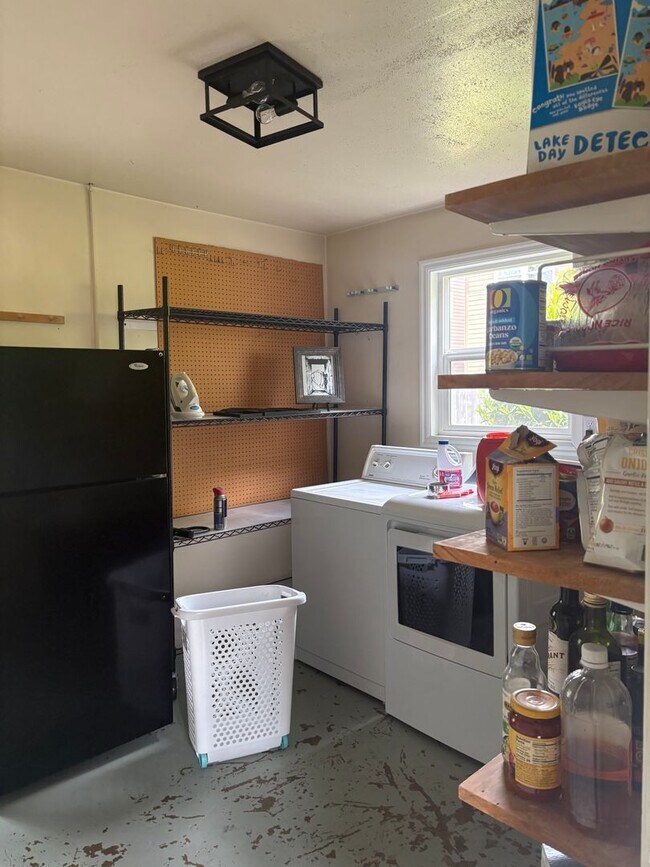 Building Photo - Furnished 2 bedroom 1 bath cottage with landscape included and split mini ducts