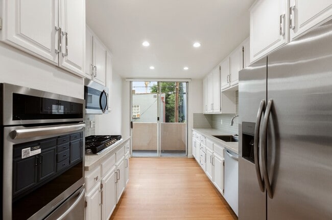 Building Photo - Beverly Hills Prime Location - 2 bed 2.5 bathroom