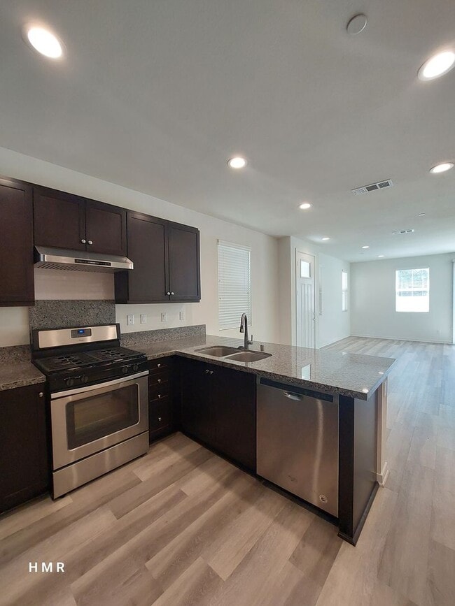 Building Photo - Charming 4 bed 2.5 bath in Anaheim! MUST S...