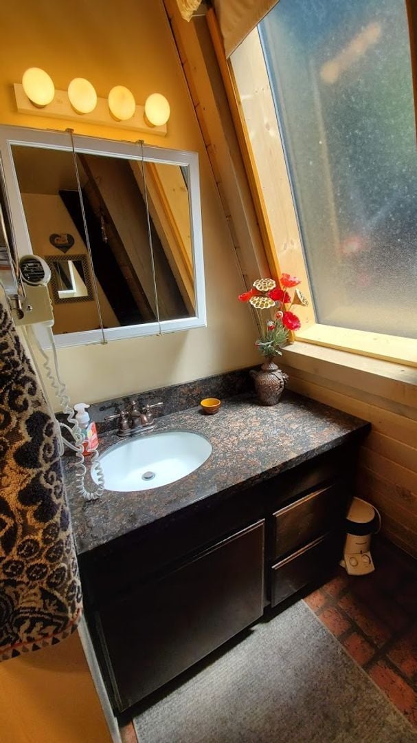 Building Photo - Spacious and Bright Cottage on Quiet Cul-d...