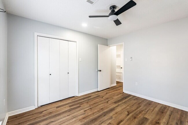 Building Photo - 9000 Woodbine Dr