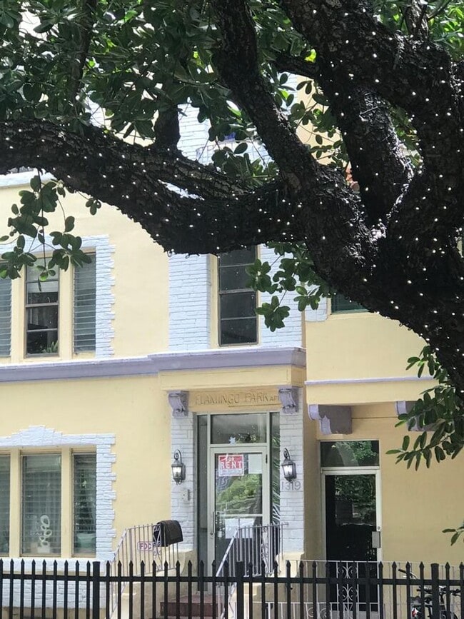 Building Photo - Renovated Art Deco Beauty!