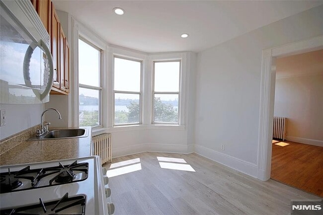 Building Photo - 154 Undercliff Ave