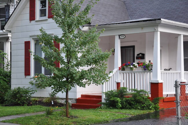 Building Photo - 310 S Broadway Park