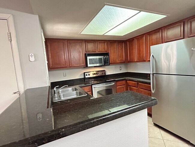Building Photo - 1 BEDROOM THUNDERBIRD PASEO