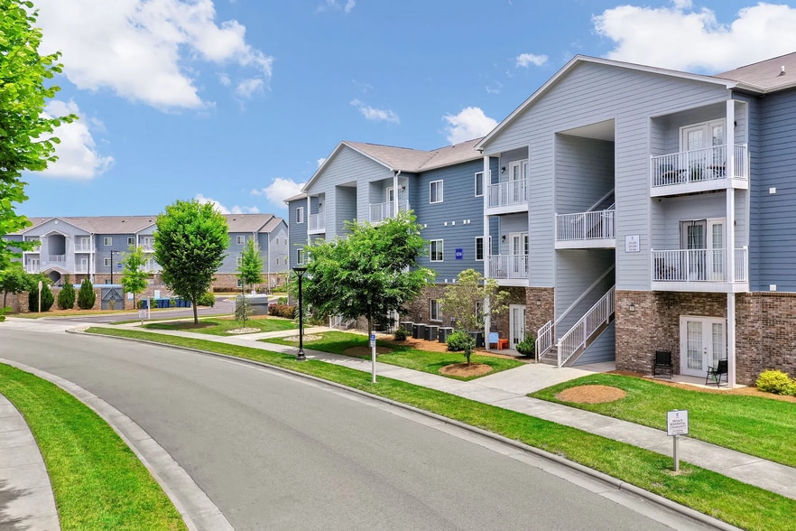 Building Photo - 9015 Kings Grant Dr