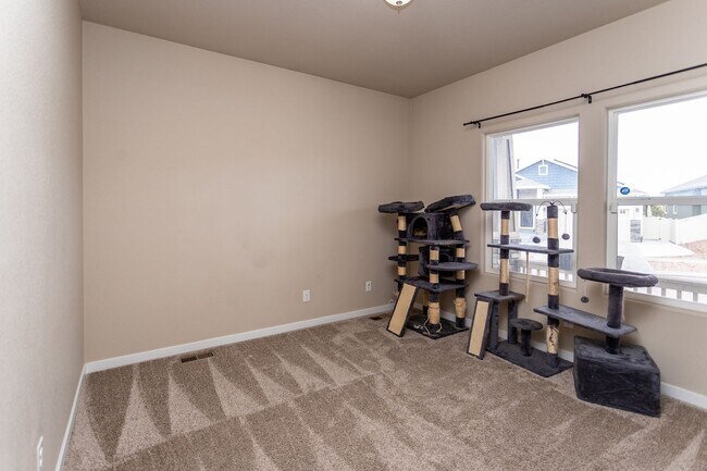 Building Photo - Beautiful Home with Stunning Views!