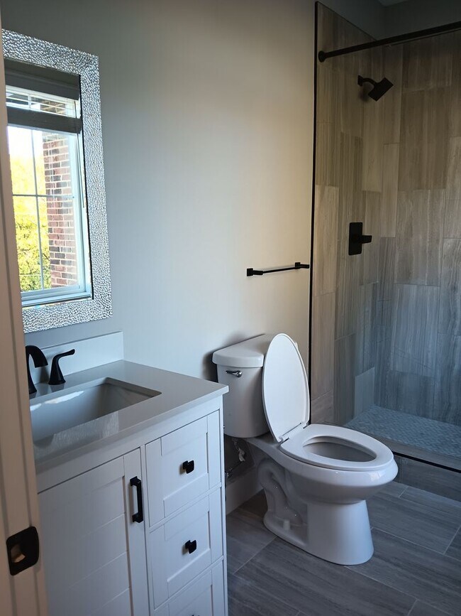 Building Photo - Spacious 6BR Townhome Near UTK | Private B...
