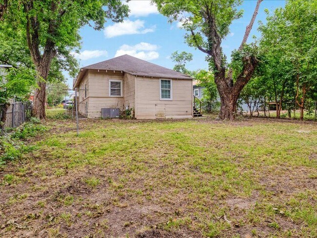 Building Photo - 533 E Woodard St