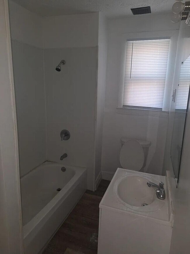 Building Photo - 3255 E 130th St