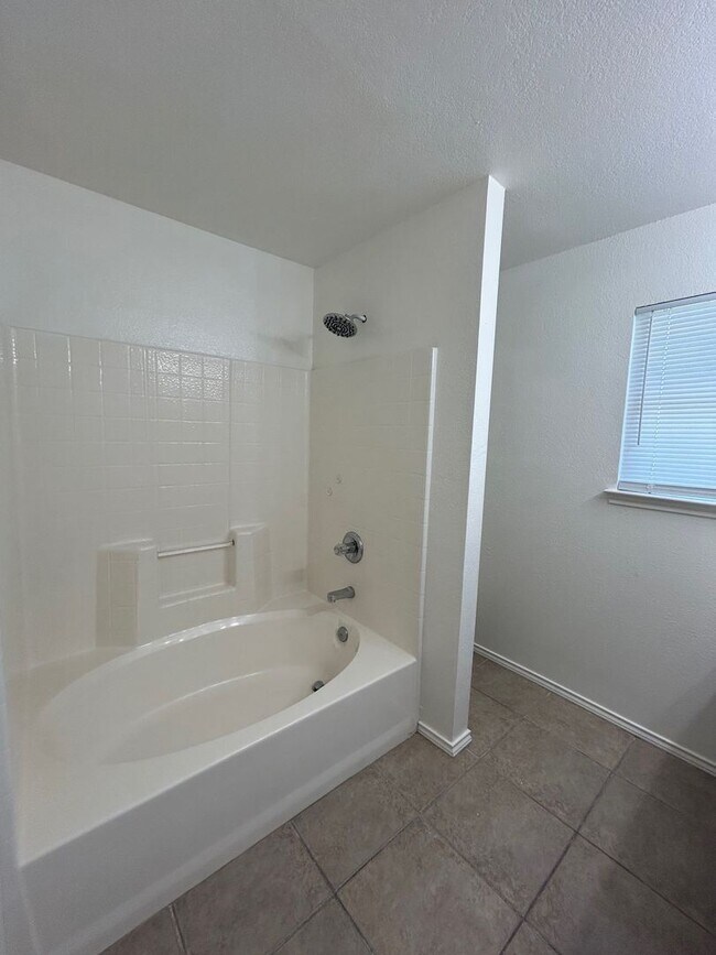 Building Photo - Spacious 4 bedroom China Spring Home