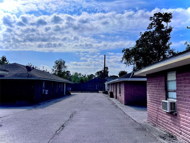 Building Photo - 1825 W Little York Rd