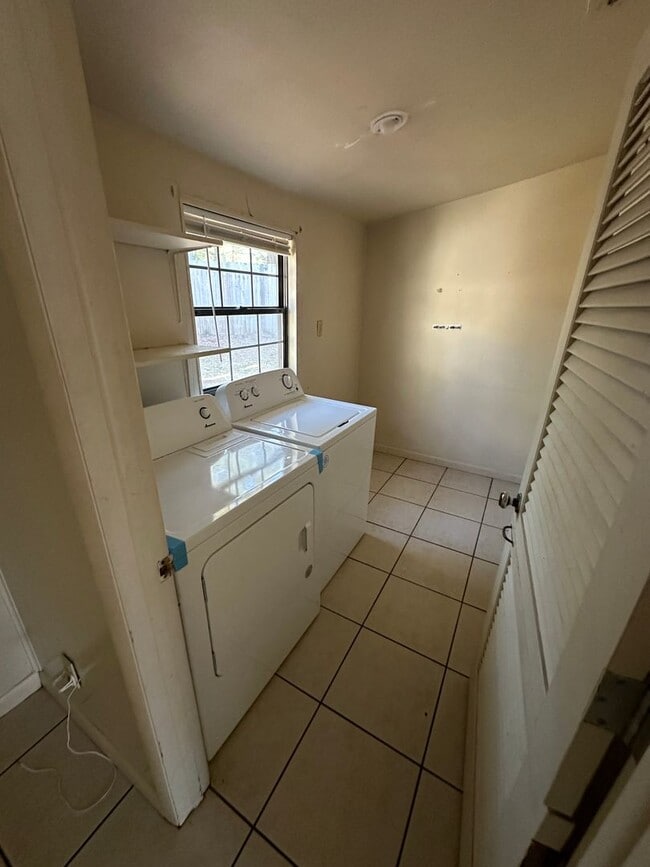 Building Photo - 4/2 house on Karen Lane - Available Now!
