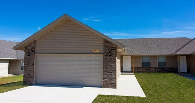 Primary Photo - 3 bedroom duplex for rent in Battlefield