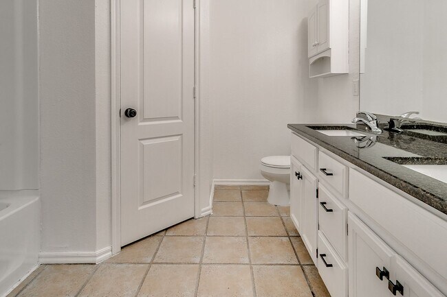 Building Photo - Great Freshly updated 3 bed 2 bath!