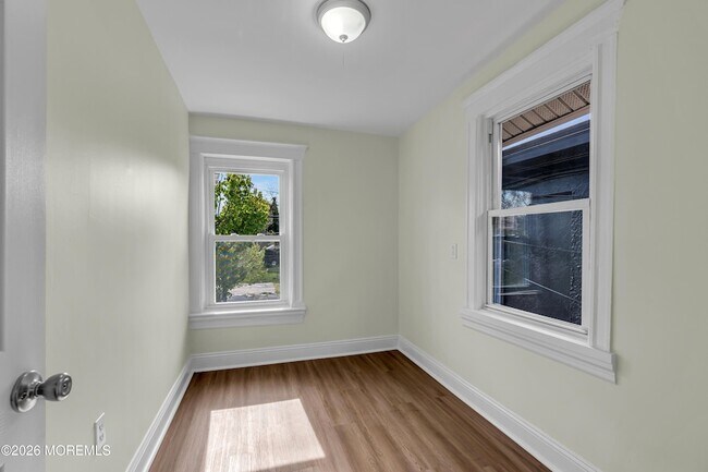 Building Photo - 303 Comstock St