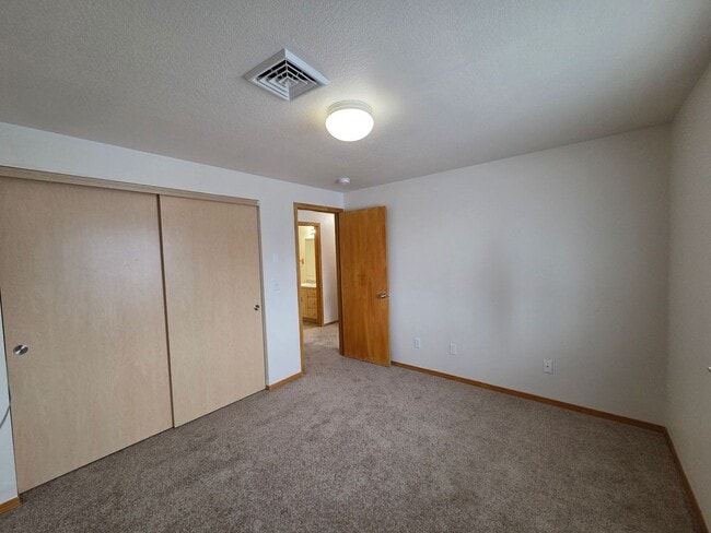 Building Photo - s2980