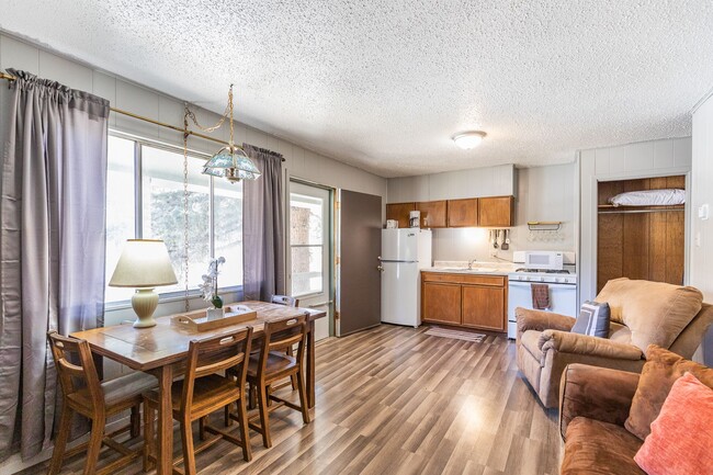 Building Photo - Cozy One Bedroom One Bath Retreat -  FURNI...