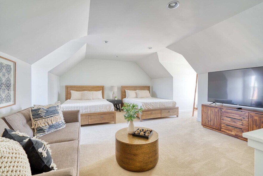 Building Photo - 516 NE 56th Ave