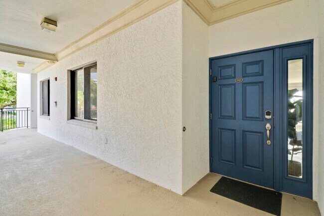 Building Photo - 370 Golfview Rd