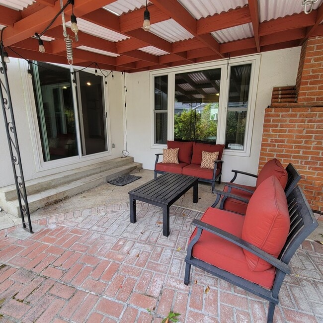 Building Photo - Well-Maintained Redwood City Home with Bonus Room & Private Yard