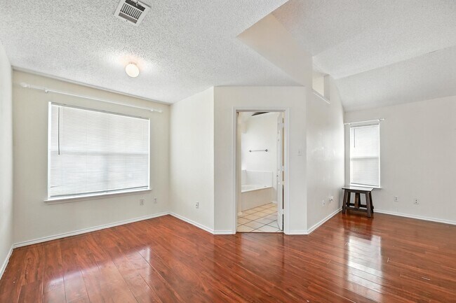 Building Photo - 2711 Primrose Ln