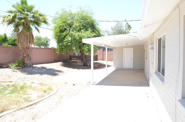 Building Photo - 1653 N Circle Dr