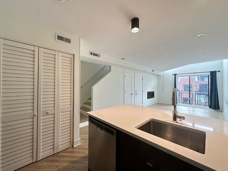 Building Photo - 843 W Grace St