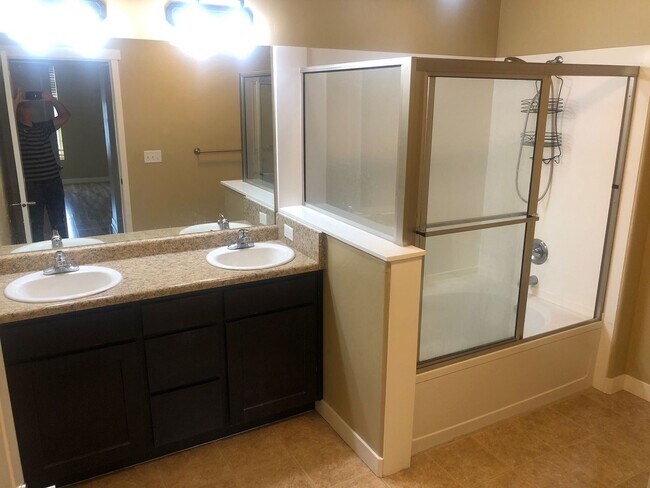 Building Photo - Stunning Down Town Condo in Secure Building