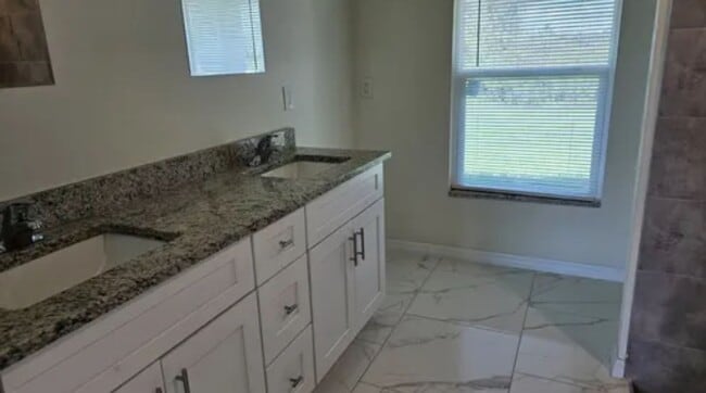 Building Photo - Available Now----3br 2ba Single Family hom...