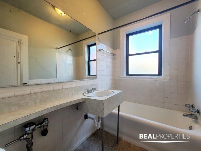 Building Photo - 0 bedroom in CHICAGO IL 60610