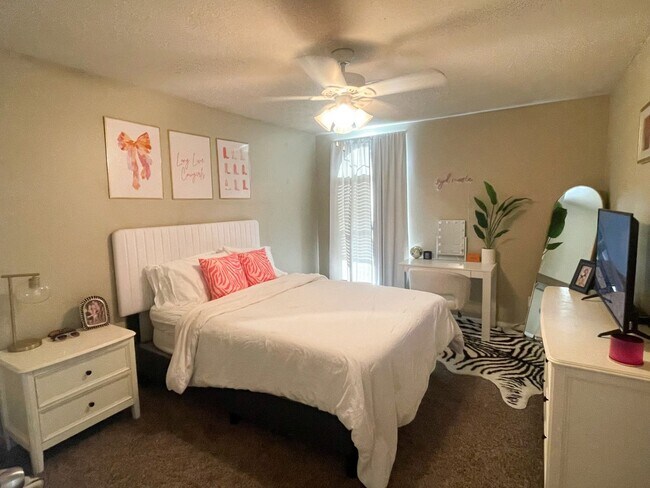 Building Photo - Beautiful 4 Bed, 4.5 Bath Minutes from Cam...
