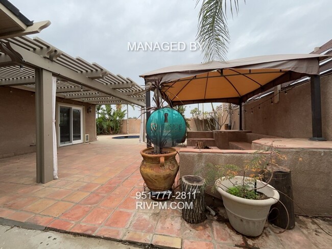 Building Photo - Charming 3-Bedroom Pool Home for Rent in R...