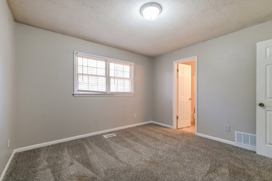 Building Photo - 2915 Winchester Dr