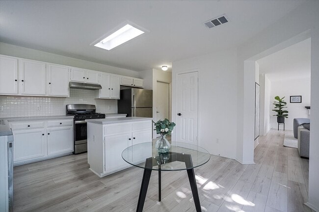 Building Photo - 14817 Single Trce