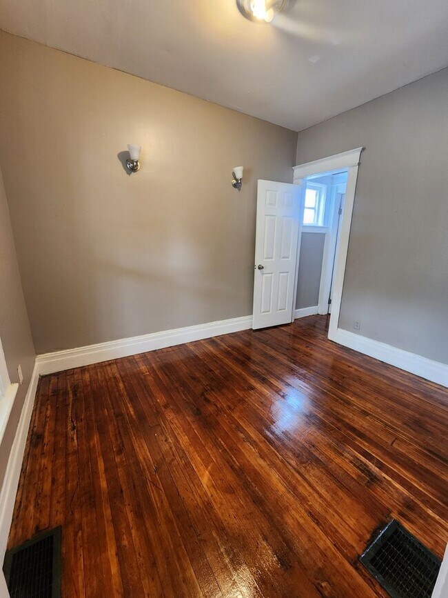 Building Photo - FIVE Bedroom Single Family Home!