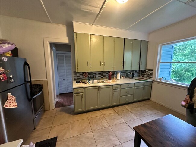 Building Photo - 19 Edwards St