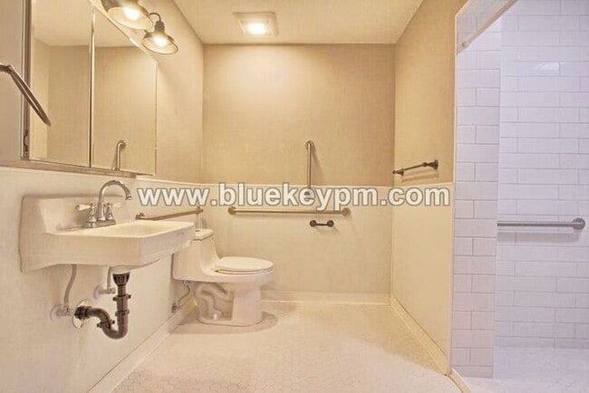 Building Photo - 5 Bed, 4 Bath ADA Accessible Home in Gresham
