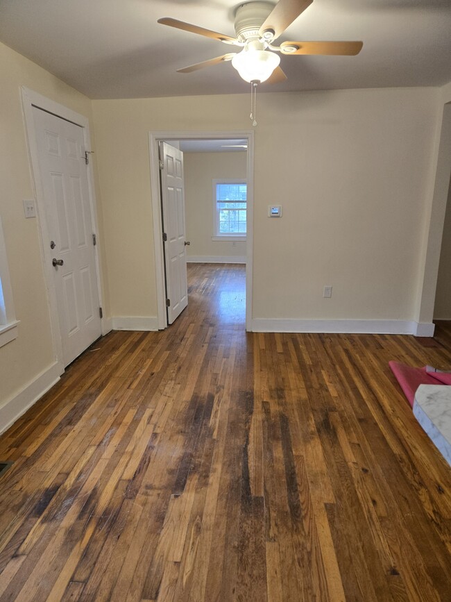 Living room, hardwood floors - 401 North St