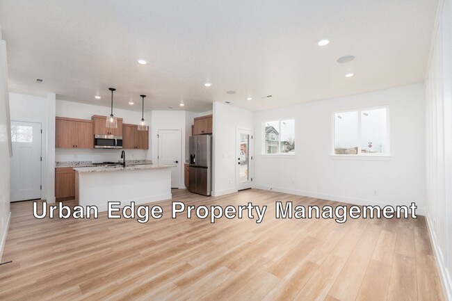 Building Photo - 3 Bedroom 2.5 Bath Newer Row Home!