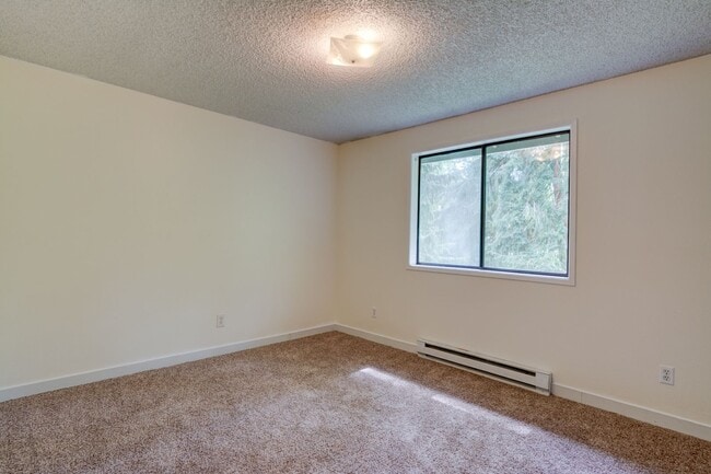 Building Photo - 3 Bedroom/2.5 bathroom townhouse centrally located Oak Harbor