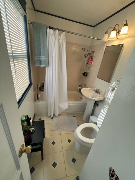 Building Photo - 4226 Wilson Ave